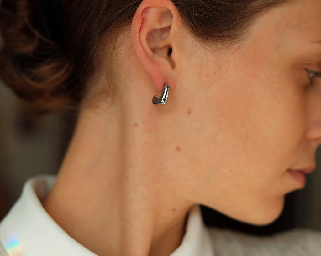 melomelo Florence - Small L Hoop Studs
