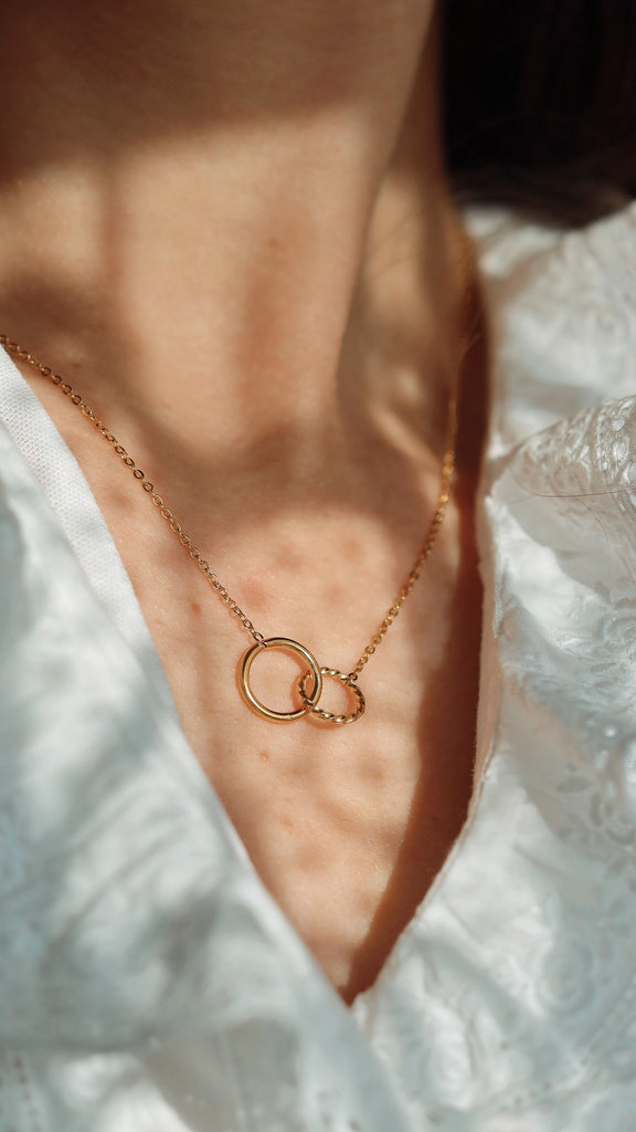 melomelo Together - Interlocking Double Circle Necklace