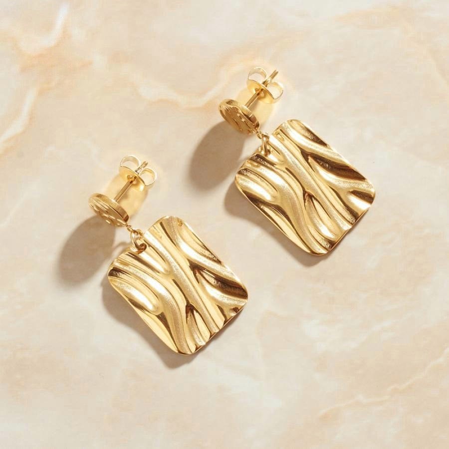 melomelo Adele - Hammered Square Charm Earrings