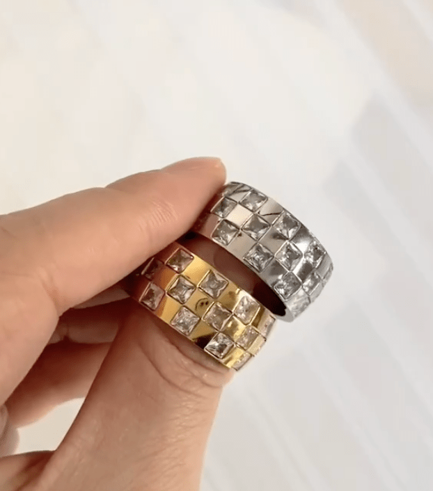 melomelo Aja - Bold Checkboard Crystal Band Ring