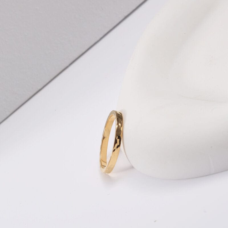 melomelo Arlo - Dainty Hammered Gold Band Ring