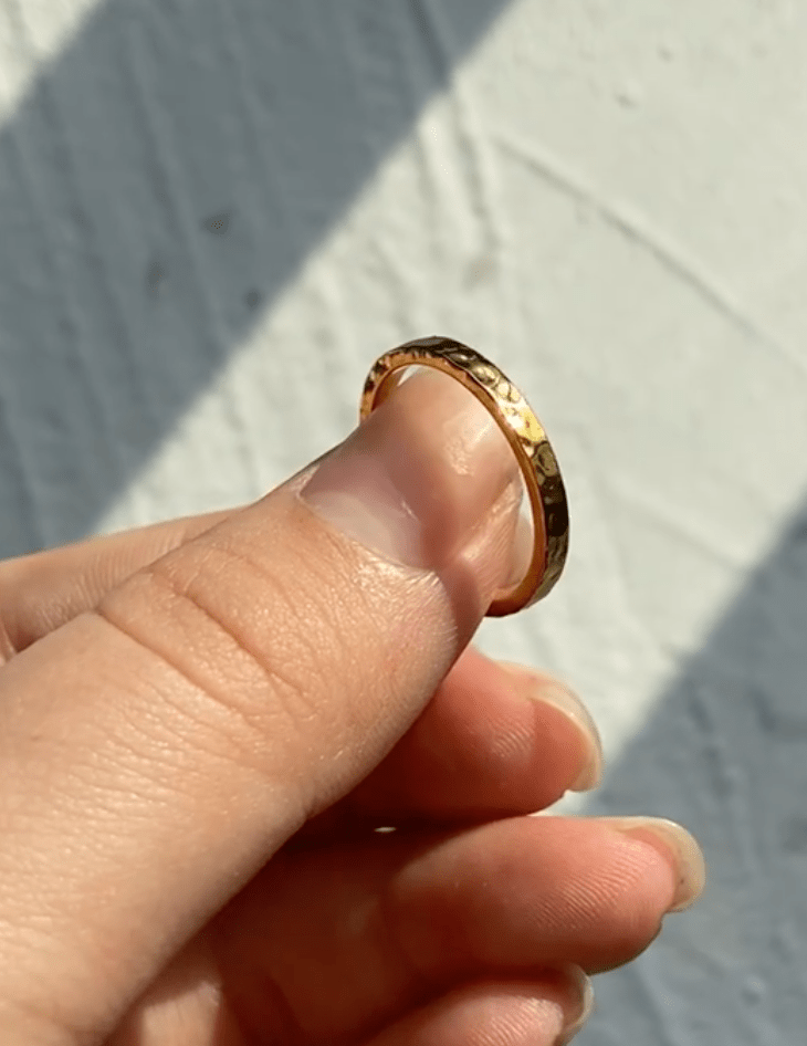 melomelo Arlo - Dainty Hammered Gold Band Ring