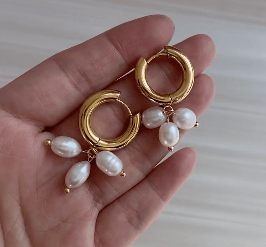 melomelo Blinn - Gold Hoop Triple Cluster Pearl Earrings