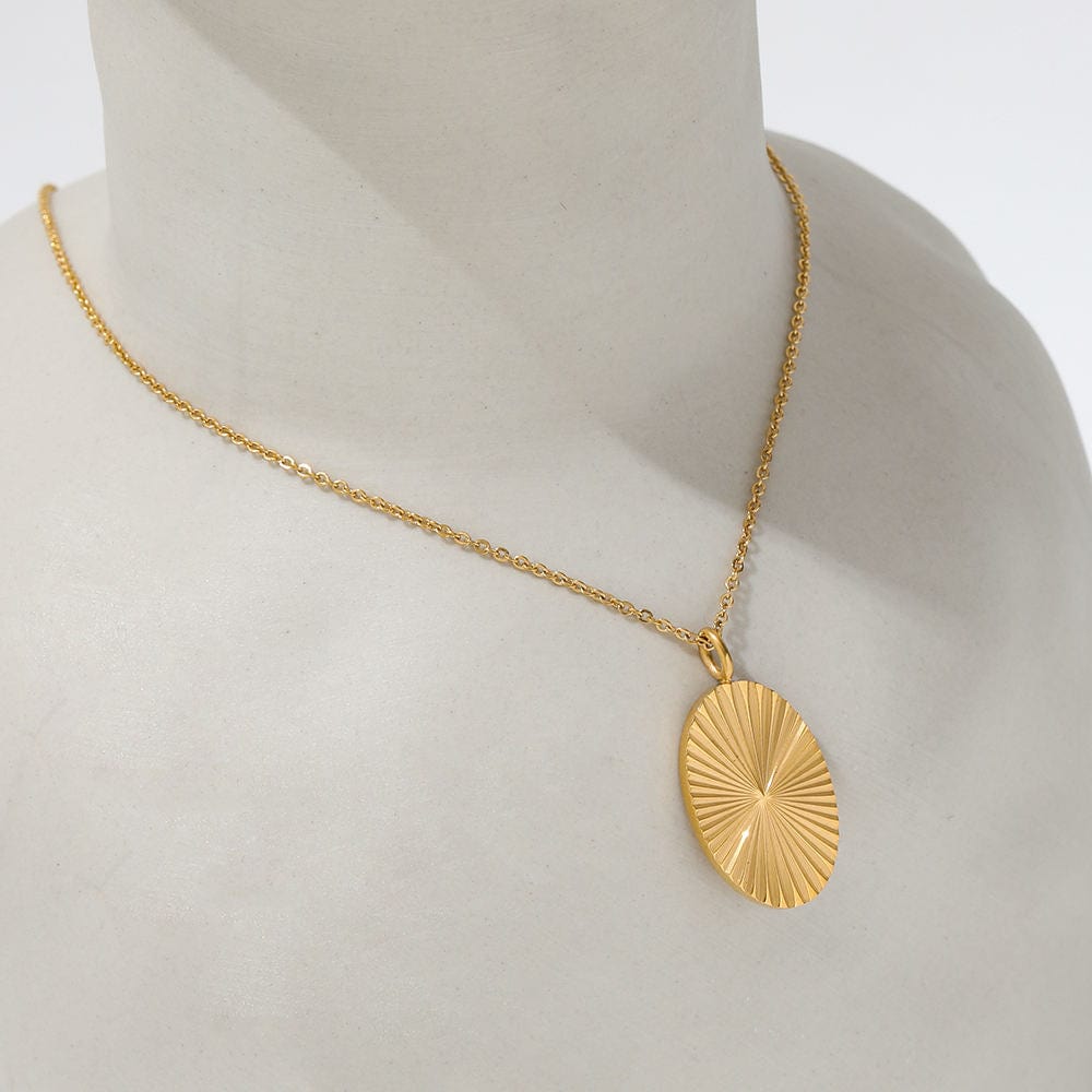 melomelo Jerod - Oval Sunburst Charm Necklace