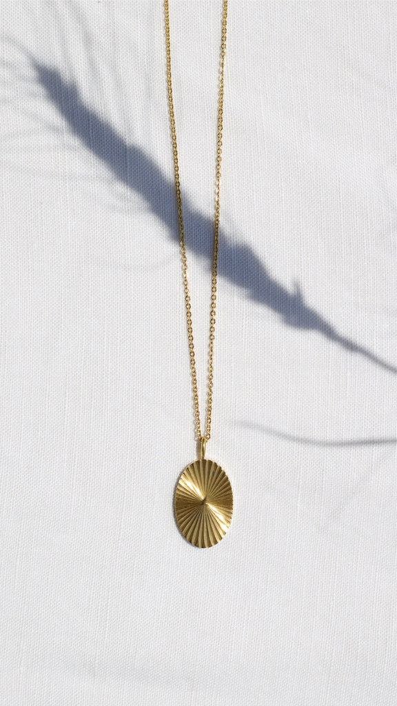 melomelo Jerod - Oval Sunburst Charm Necklace