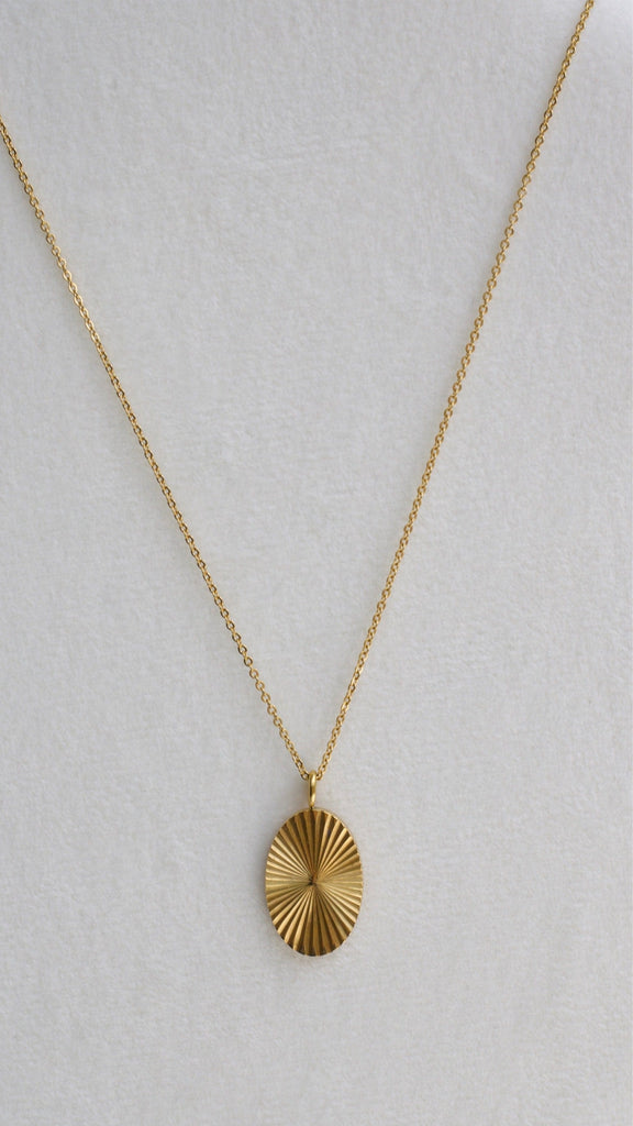 melomelo Jerod - Oval Sunburst Charm Necklace