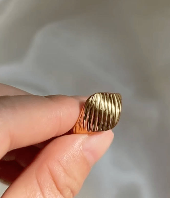 melomelo Kasserine - Wide Scallop Gold Ring