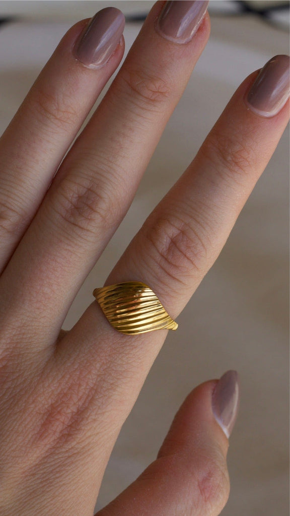 melomelo Kasserine - Wide Scallop Gold Ring