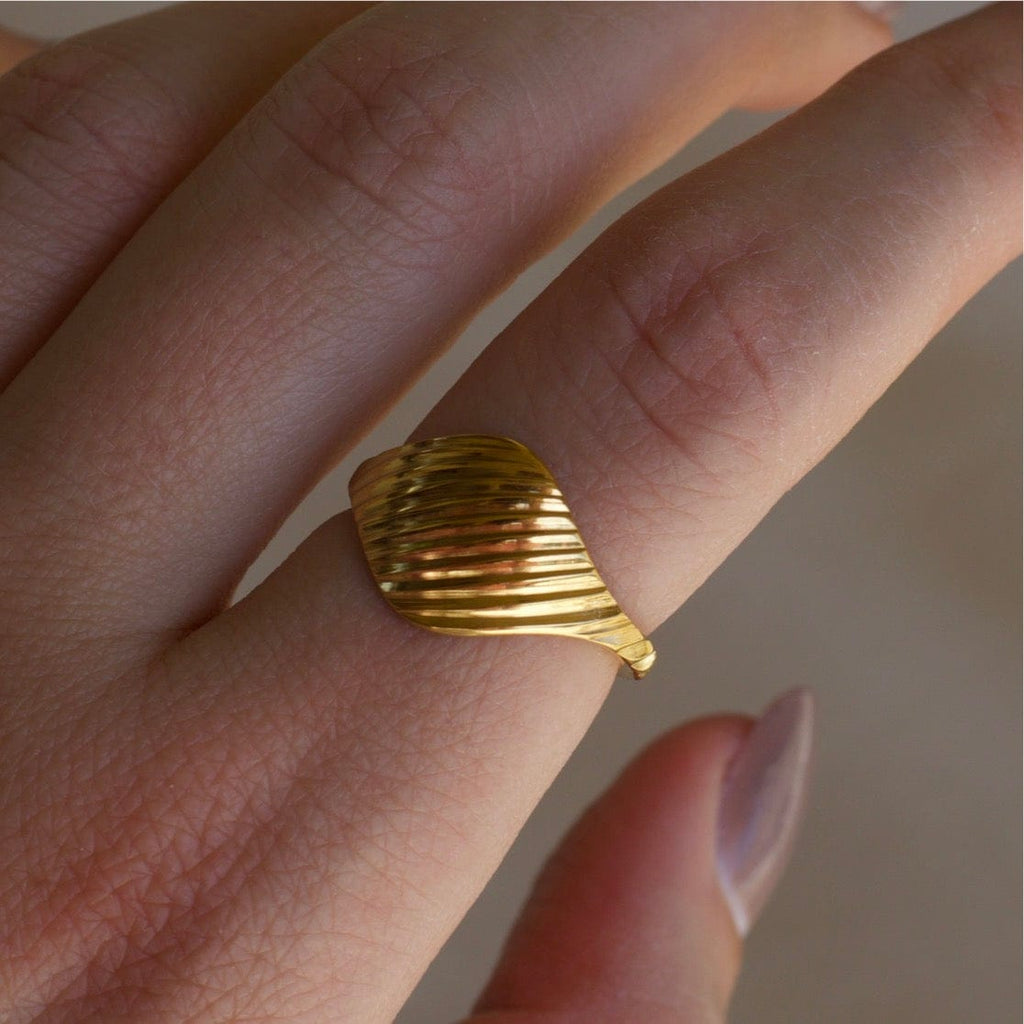 melomelo Kasserine - Wide Scallop Gold Ring