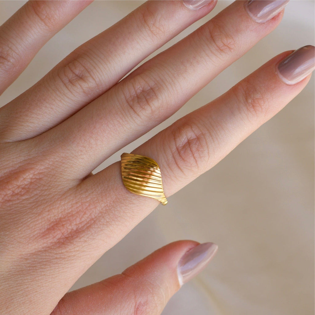 melomelo Kasserine - Wide Scallop Gold Ring