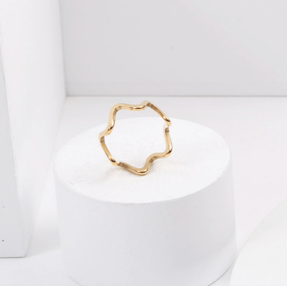 melomelo Lucca - Dainty Wave Stacking Ring in Gold