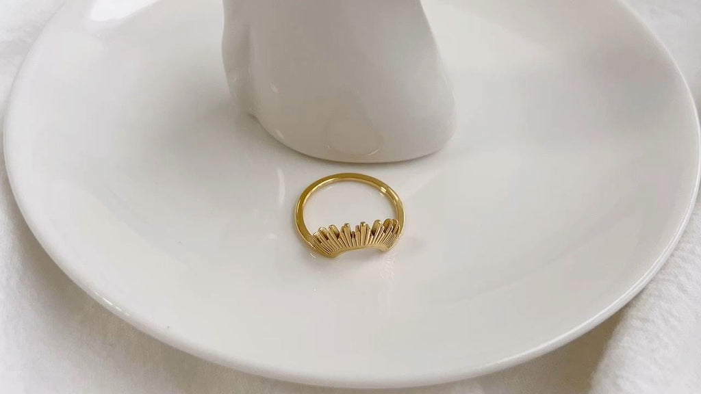 melomelo Lucy - Geometric Sun Ray Ring