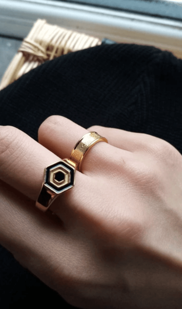 melomelo Mael - Geometric Hexagon Black Gold Signet Ring