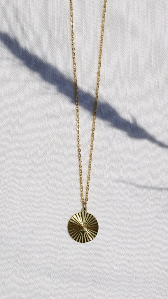 melomelo Malo - Sunburst Round Charm Necklace