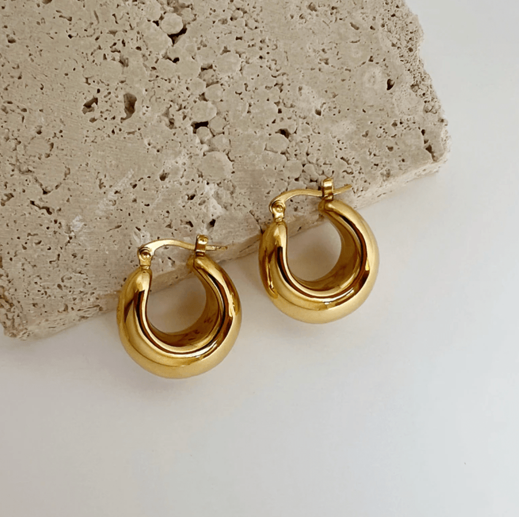 melomelo Pattie  - Chunky Polished Gold Creole Earrings