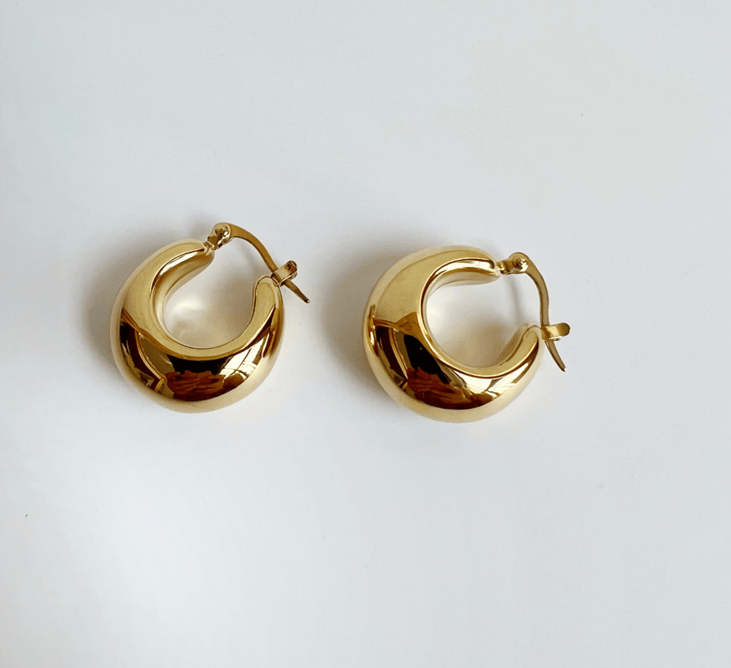 melomelo Pattie  - Chunky Polished Gold Creole Earrings