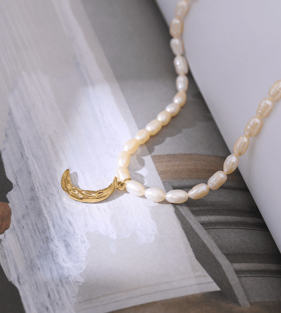 melomelo Taletha - Crescent Gold Moon Natural Pearl Charm Necklace