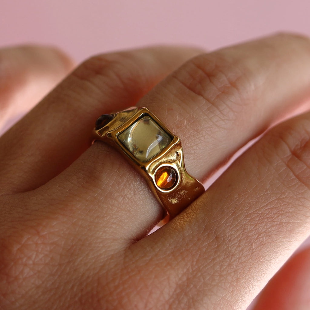 melomelo Riley - Cabochon Hammered Gold Ring 