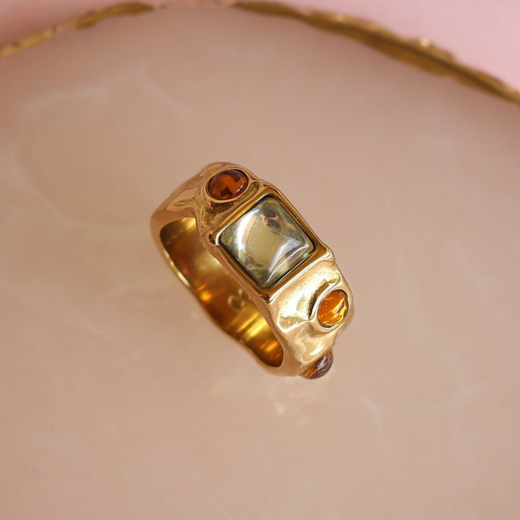 melomelo Riley - Cabochon Hammered Gold Ring 