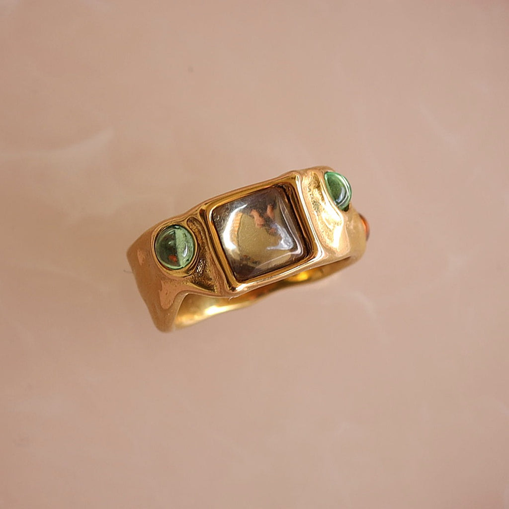 melomelo Riley - Cabochon Hammered Gold Ring 